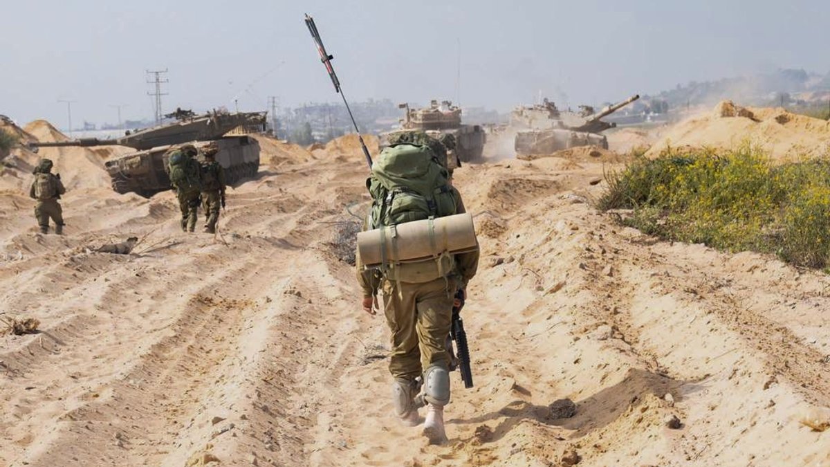 Israelische Soldaten rücken im Gazsastreifen vor