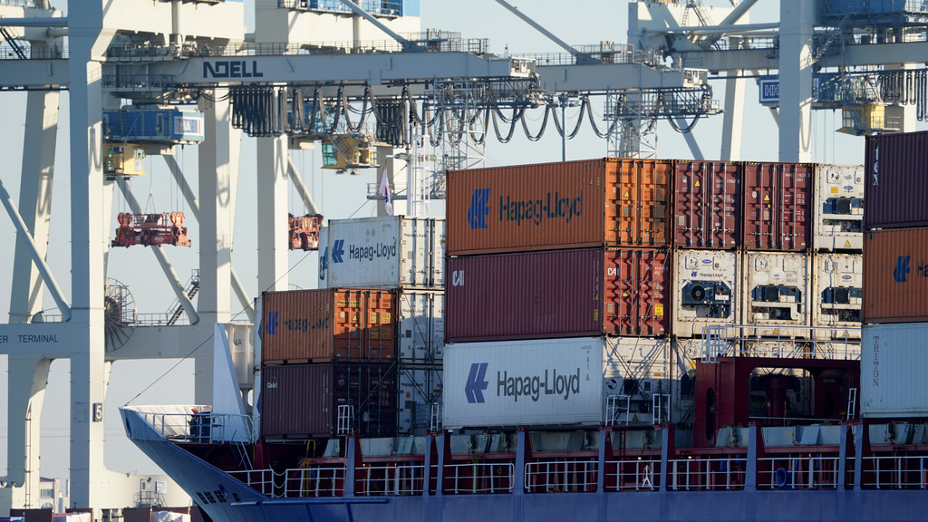 03.01.2023, Hamburg: Ein Containerschiff fährt zu einem Containerterminal im Hafen. 
