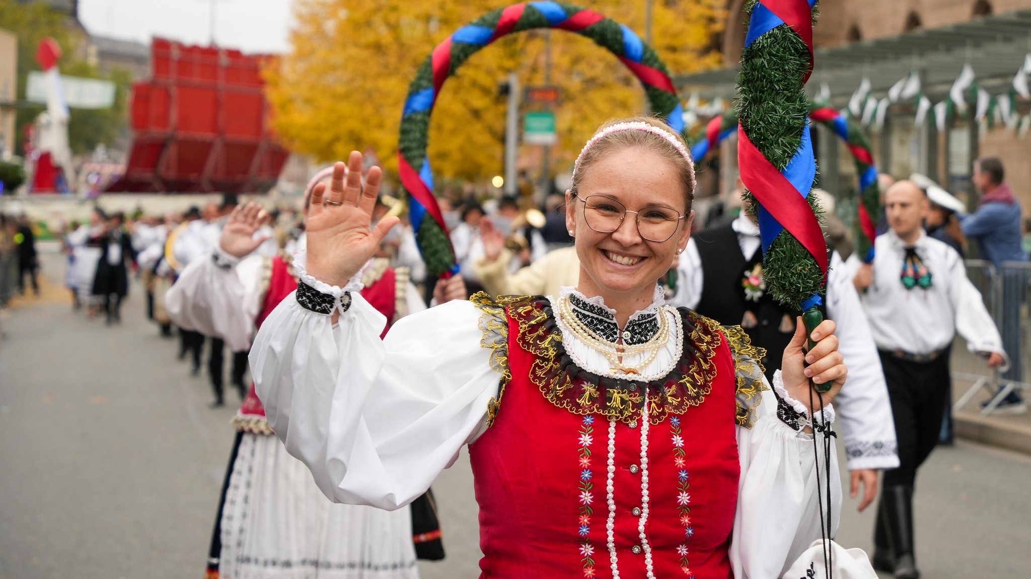 Teilnehmerin am Erntedankfestzug in Fürth 2025 in Tracht | Bild: BR/Henry Lai Teilnehmerin am Erntedankfestzug in Fürth 2025 in Tracht