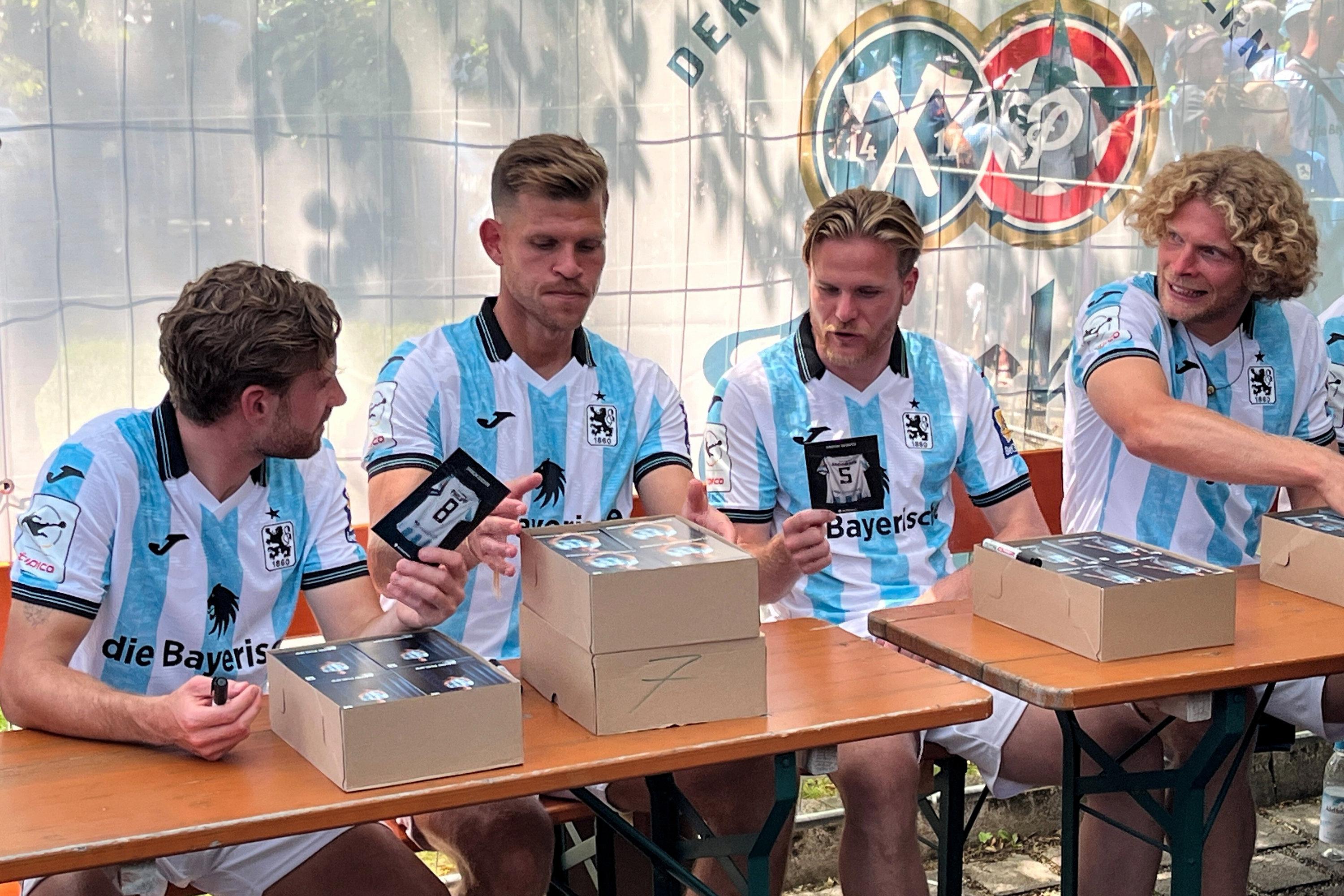 20.07.2025, Bayern, München: David Philipp, Florian Niederlechner, Thore Jacobsen und Jesper Verlaat (l-r), Spieler des TSV 1860 München schreiben beim Fanfest Autogramme. Foto: Christian Kunz/dpa +++ dpa-Bildfunk +++