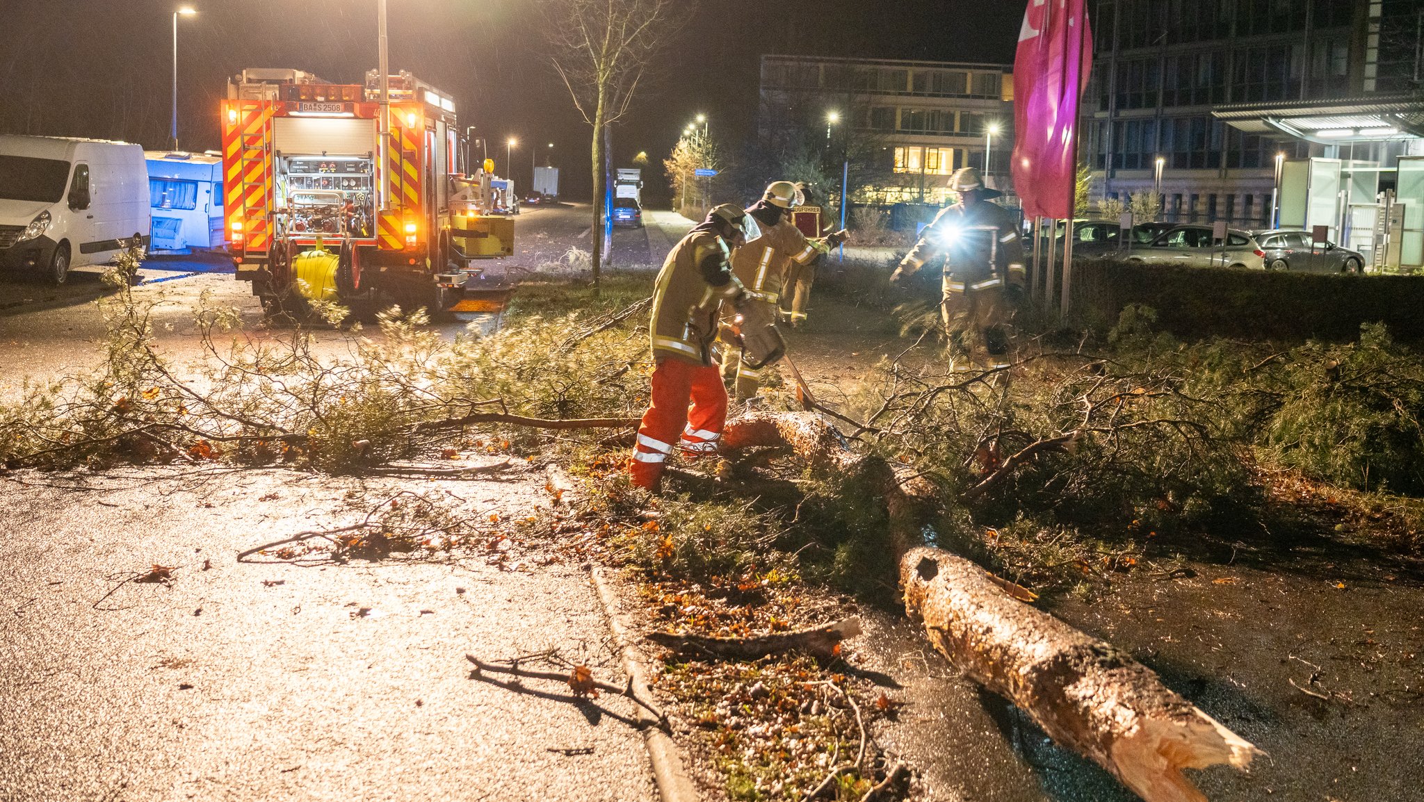 Sturmböen in Franken sorgen für Behinderungen | Bild: News5/BR Sturmböen in Franken sorgen für Behinderungen