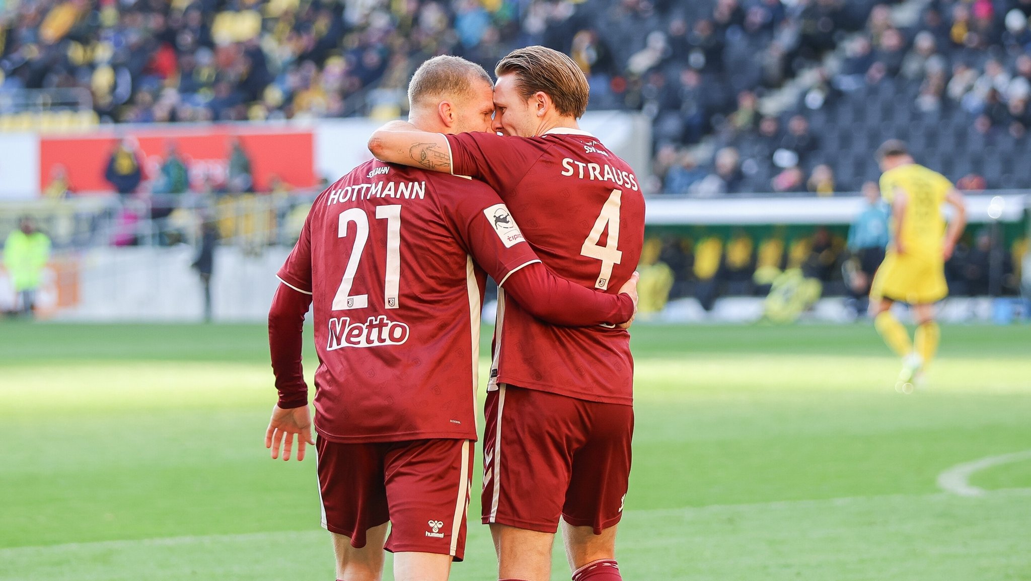 Regensburgs Holtmann (l.) jubelt