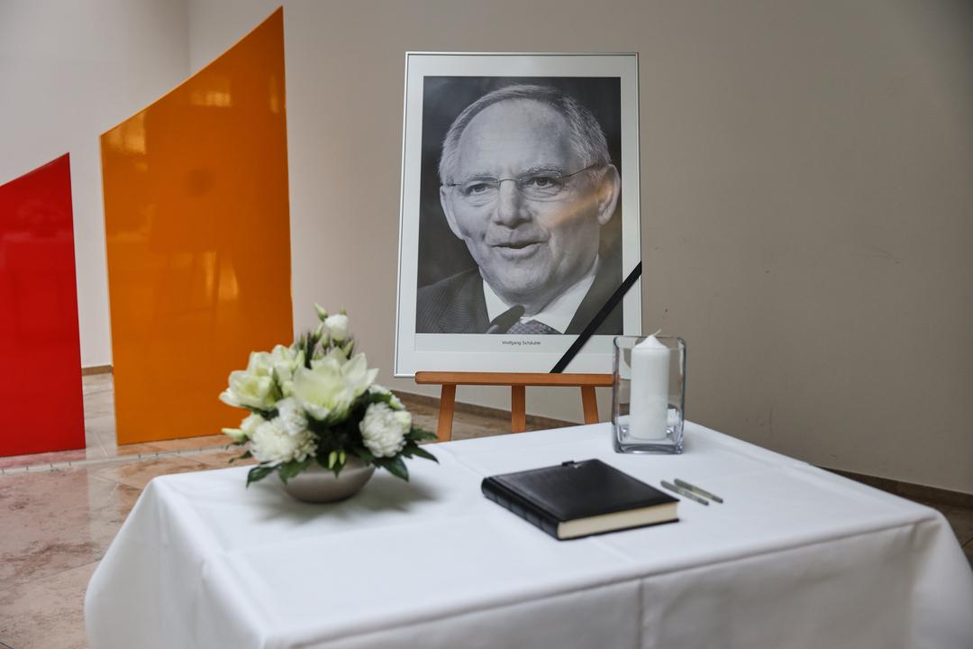 Ein Foto des verstorbenen CDU-Politikers Wolfgang Schäuble und ein Kondolenzbuch liegen am 27.12.2023 im Konrad-Adenauer-Haus aus. 