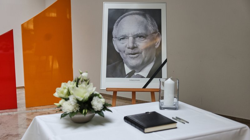 Ein Foto des verstorbenen CDU-Politikers Wolfgang Schäuble und ein Kondolenzbuch liegen am 27.12.2023 im Konrad-Adenauer-Haus aus. 