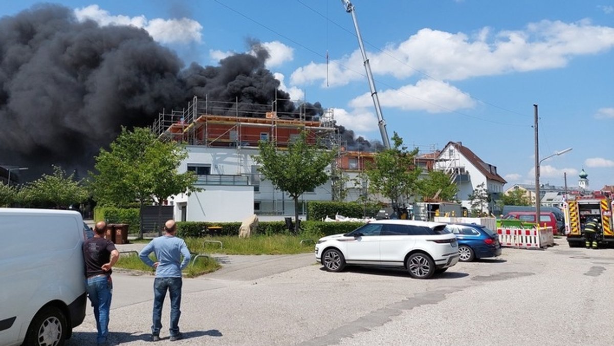 Wegen eines Dachstuhlbrands in München-Ramersdorf kam es am Montagmittag zu einer starken Rauchentwicklung.