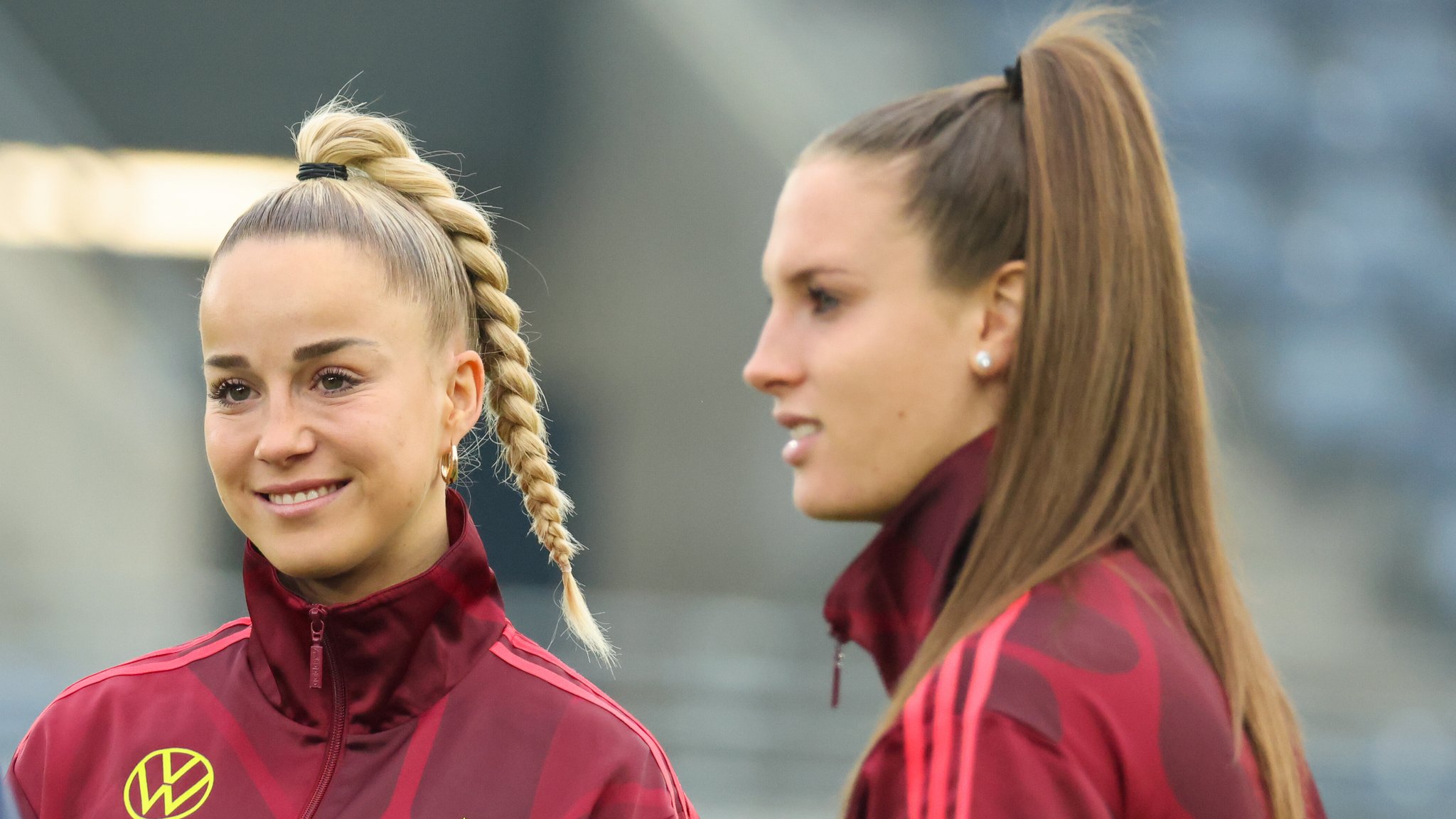 Giulia Gwinn (links) ist nach ihrer Schulter-OP zurück bei den DFB-Frauen | Bild: picture-alliance / dpa Giulia Gwinn (links) ist nach ihrer Schulter-OP zurück bei den DFB-Frauen