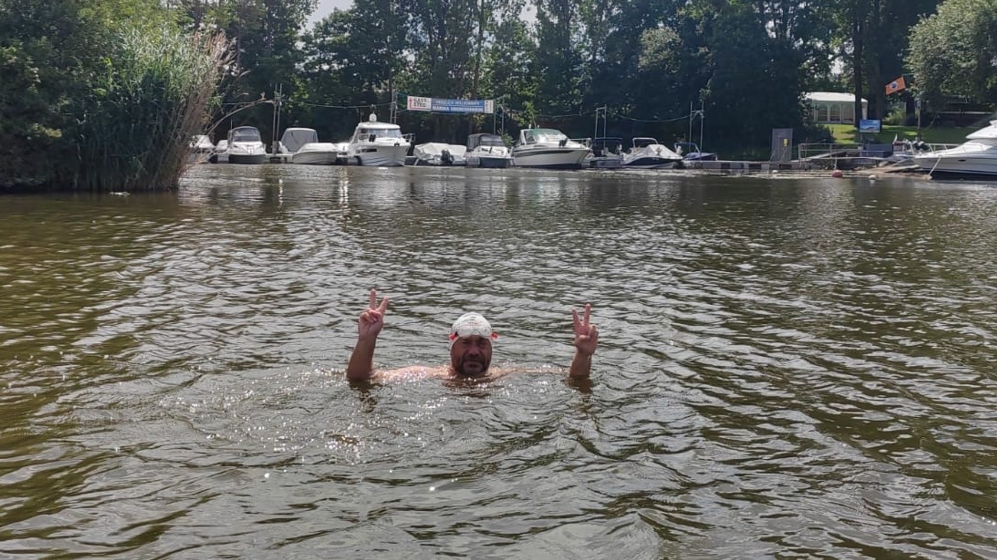Der Extremschwimmer Avram Iancu grüßt aus dem Main bei Schweinfurt