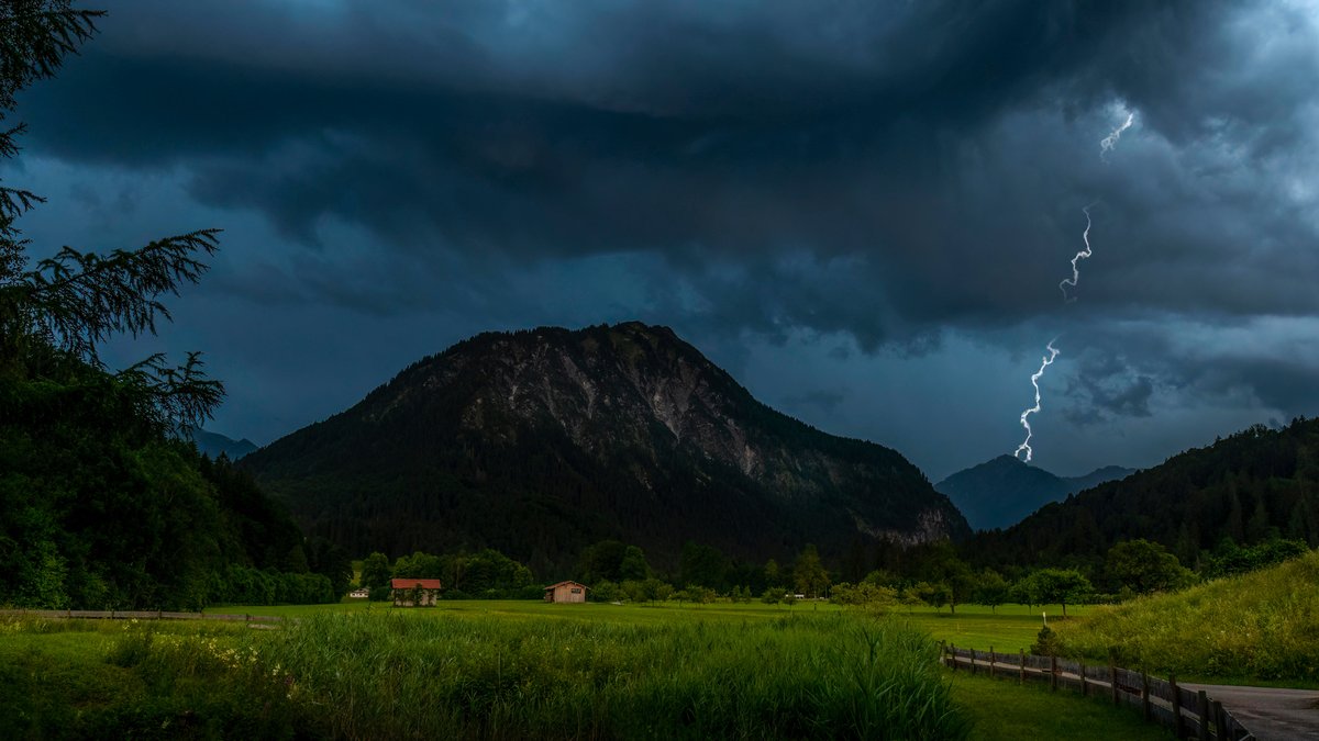 Dunkle Gewitterwolken verdunkeln den Himmel an einem Nachmittag über Bayern. | Bild: picture alliance / Westend61 | Frank Röder Dunkle Gewitterwolken verdunkeln den Himmel an einem Nachmittag über Bayern.