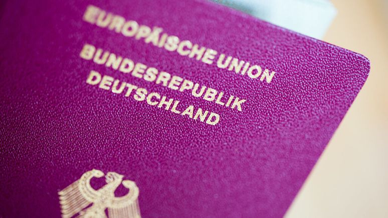 Ein deutscher Reisepass (Symbolbild) | Bild:dpa-Bildfunk/Rolf Vennenbernd