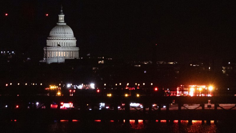 29.01.2025, USA, Alexandria: Notfallfahrzeuge stehen am Ronald Reagan Washington National Airport. Das US-Kapitol ist auf der anderen Seite des Potomac River in Washington zu sehen. Foto: Kevin Wolf/AP/dpa +++ dpa-Bildfunk +++ | Bild: dpa-Bildfunk/Kevin Wolf 29.01.2025, USA, Alexandria: Notfallfahrzeuge stehen am Ronald Reagan Washington National Airport. Das US-Kapitol ist auf der anderen Seite des Potomac River in Washington zu sehen. Foto: Kevin Wolf/AP/dpa +++ dpa-Bildfunk +++