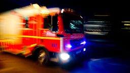 Feuerwehrauto mit Blaulicht (Symbolbild) | Bild:picture-alliance/dpa
