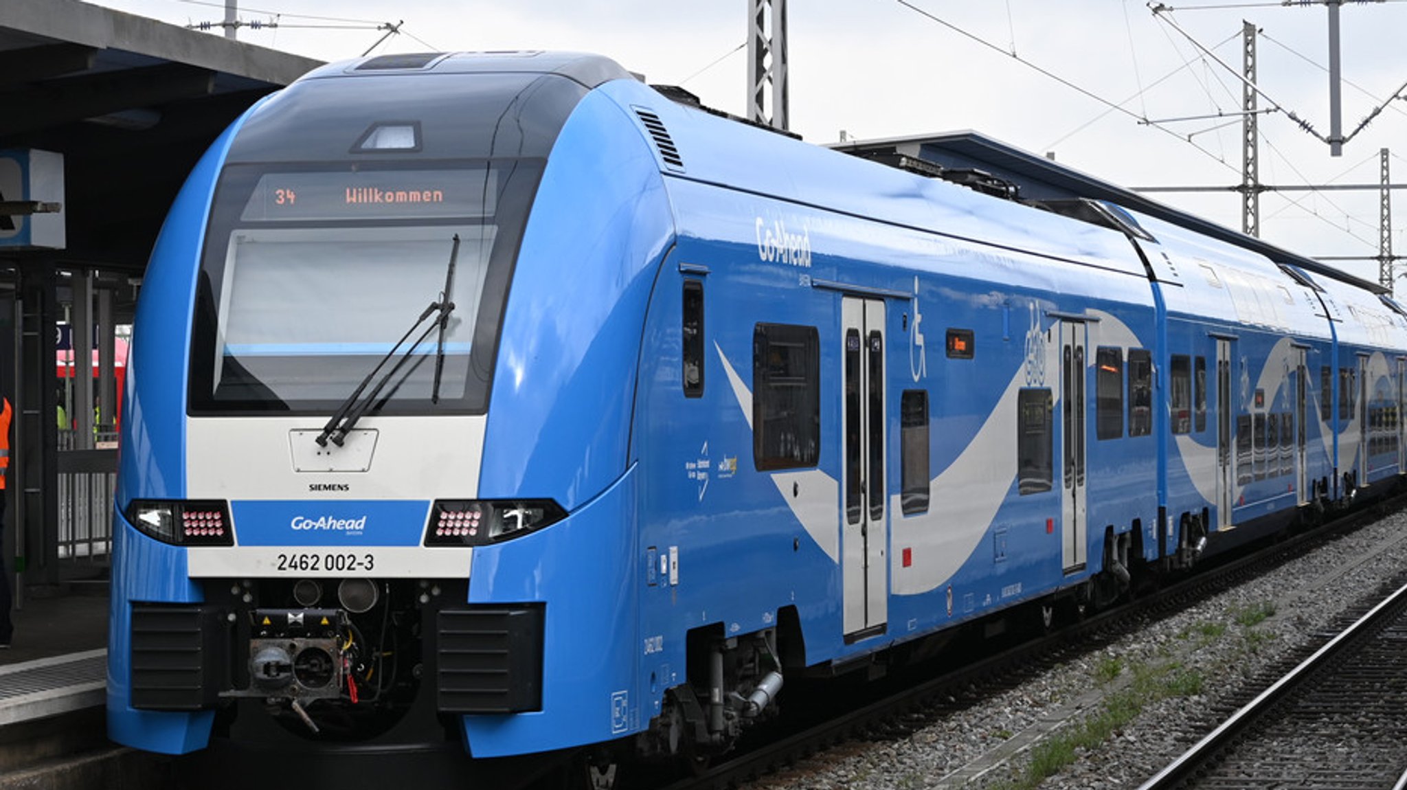 Blau-weißer Zug von Go-Ahead steht in einem Bahnhof.