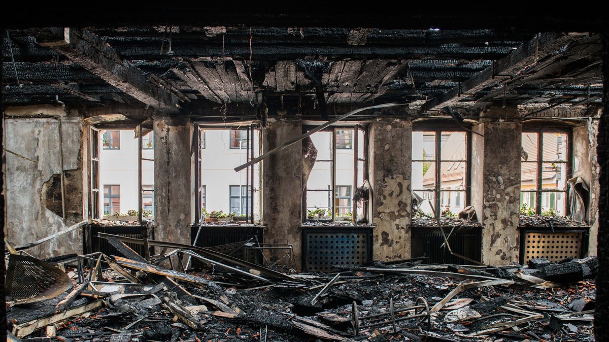 Der komplett zerstörte Sitzungssaal nach dem Brand 2017. 