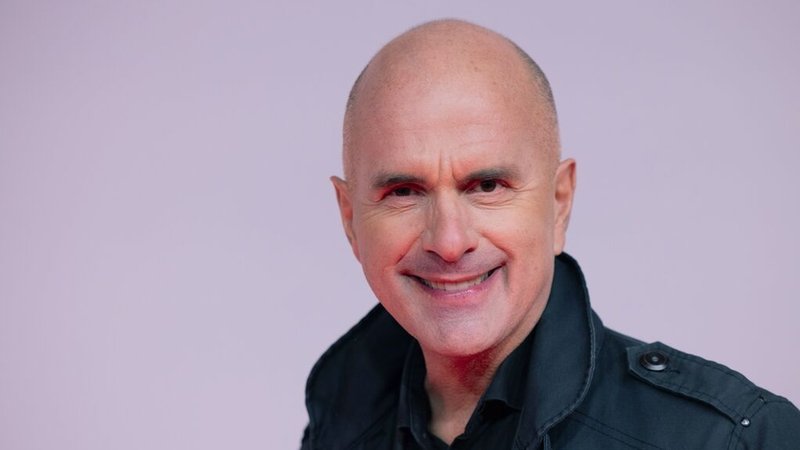 Der Schauspieler Christoph Maria Herbst vor einem lilafarbenen Hintergrund | Bild: dpa-Bildfunk/Rolf Vennenbernd Der Schauspieler Christoph Maria Herbst vor einem lilafarbenen Hintergrund