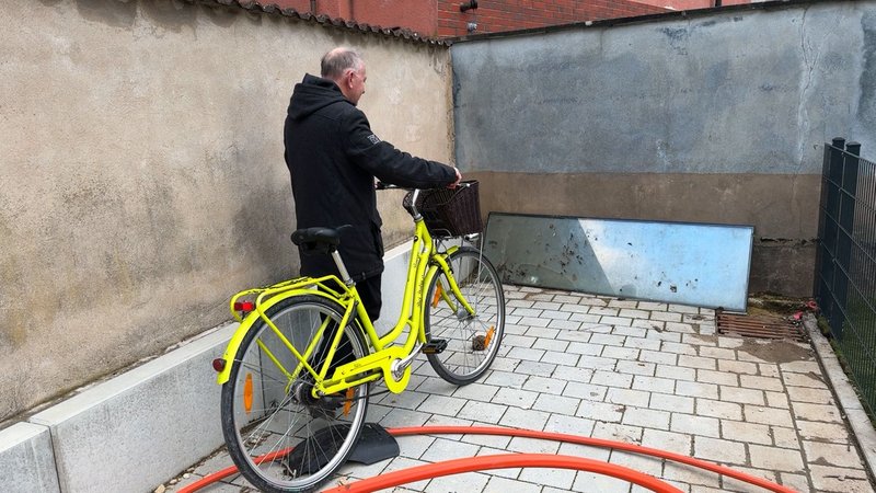 In Roth endet ein neu gebauter Radweg an einer Wand. Ein Anwohner hat sie gekauft. Und denkt nicht daran, die Radler durchzulassen. | Bild: BR24/Ulrike Lefherz In Roth endet ein neu gebauter Radweg an einer Wand. Ein Anwohner hat sie gekauft. Und denkt nicht daran, die Radler durchzulassen.