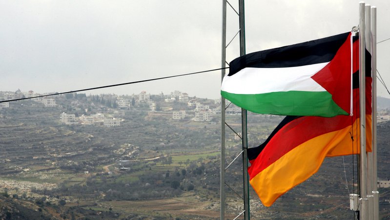 Archivbild: Die deutsche und die palästinensische Flagge wehen in Jalazoon (Palästinensisches Autonomiegebiet)