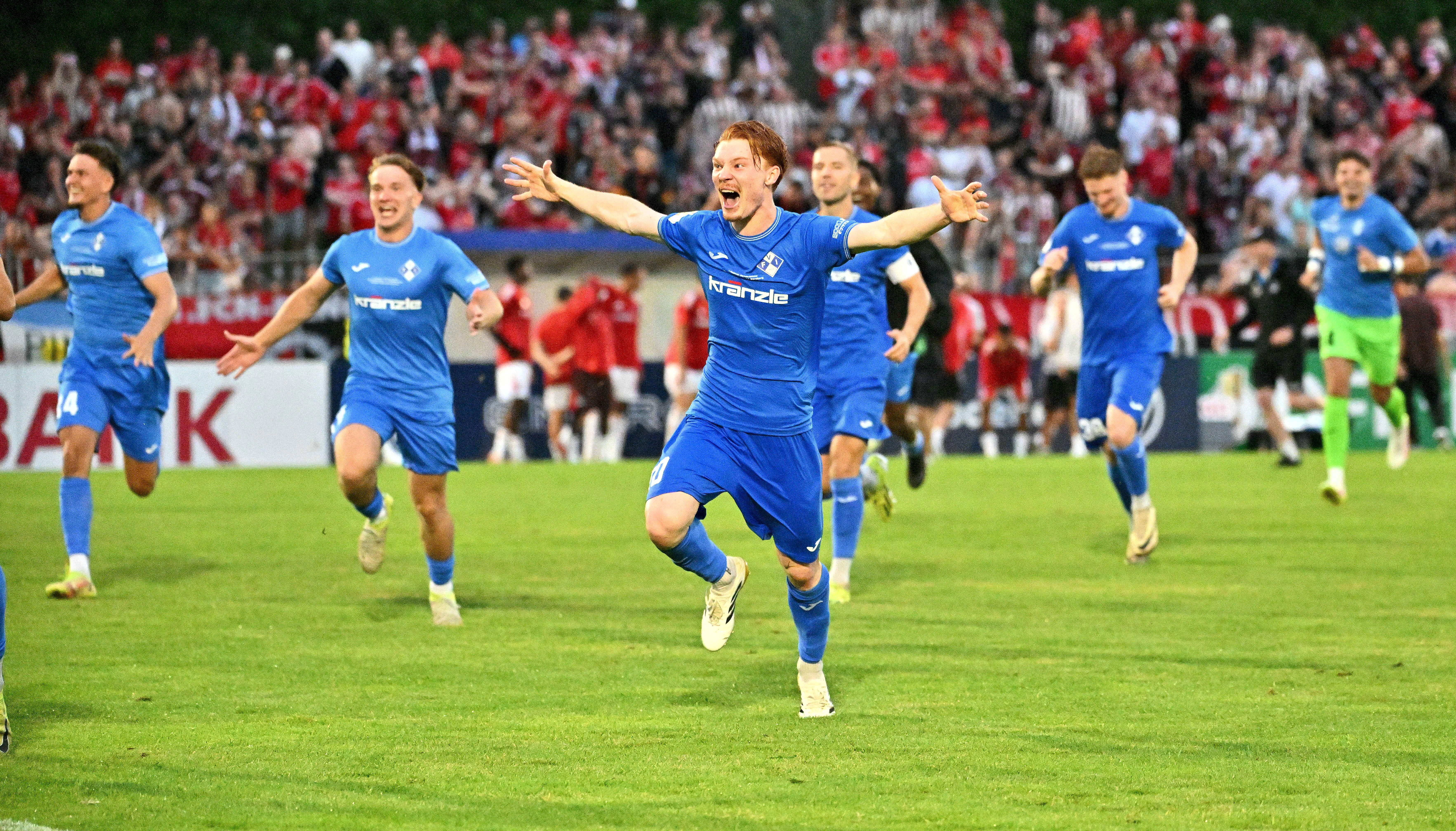 Jubelende Spieler FV Illertissen