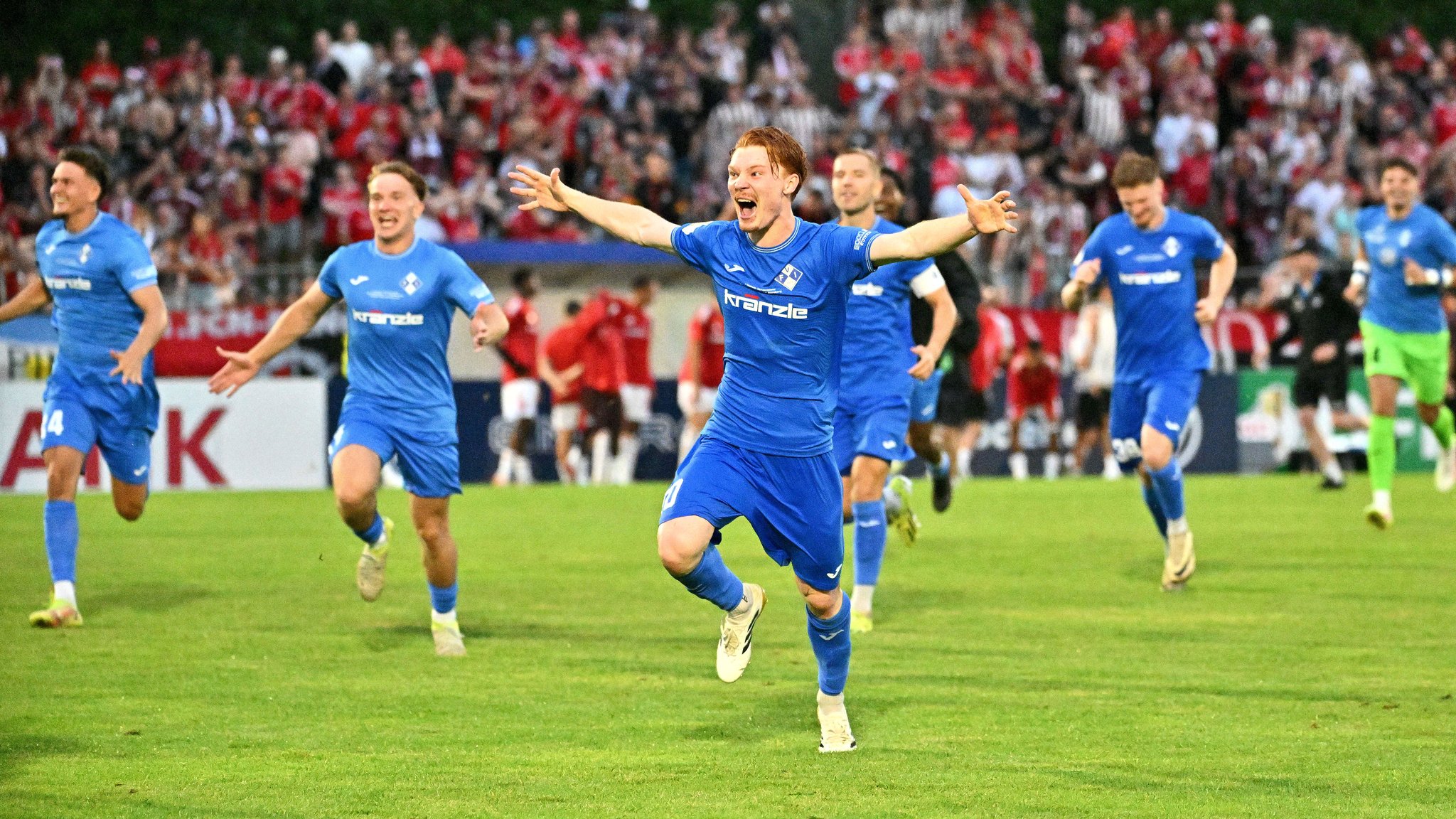 Jubelende Spieler FV Illertissen