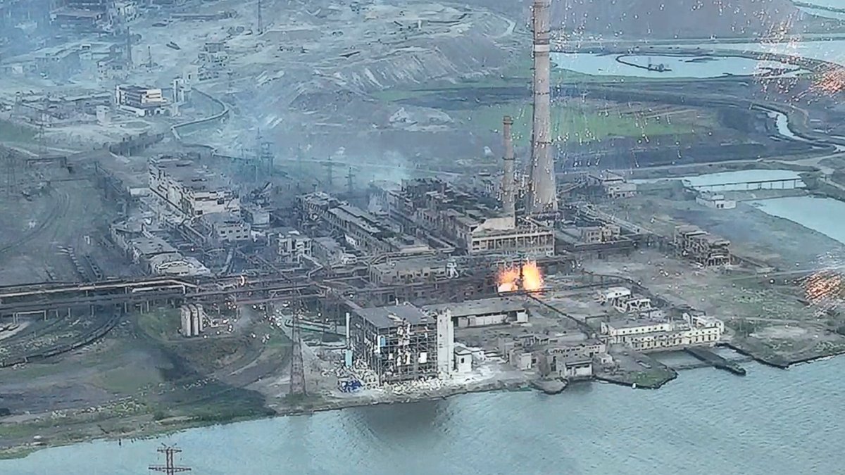 Ein Blick auf ein Werk der Asow-Stahlwerk, das durch den Beschuss mit glühenden Munitionskörpern beschädigt wurde.