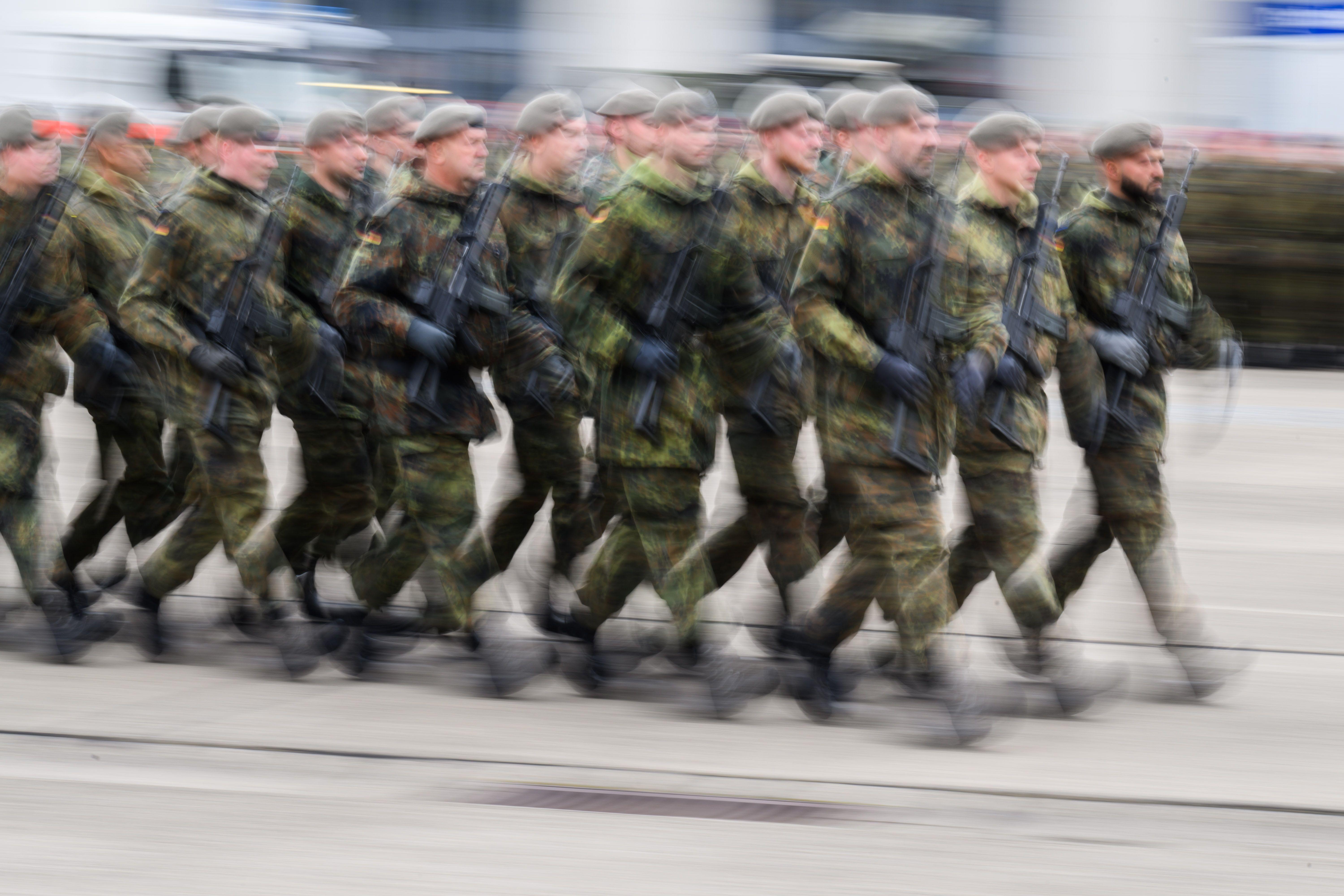 Soldaten marschieren in der Hauptfeldwebel-Lagenstein-Kaserne in Niedersachsen bei einer Veranstaltung.