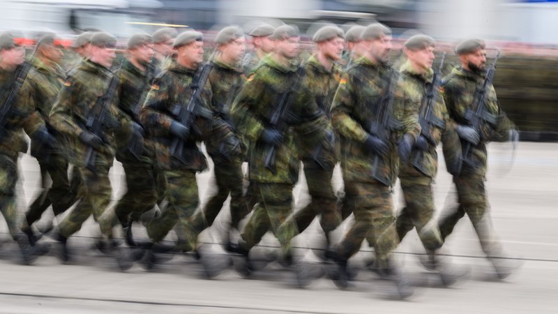 Soldaten marschieren in der Hauptfeldwebel-Lagenstein-Kaserne in Niedersachsen bei einer Veranstaltung. | Bild: dpa-Bildfunk/Julian Stratenschulte Soldaten marschieren in der Hauptfeldwebel-Lagenstein-Kaserne in Niedersachsen bei einer Veranstaltung.