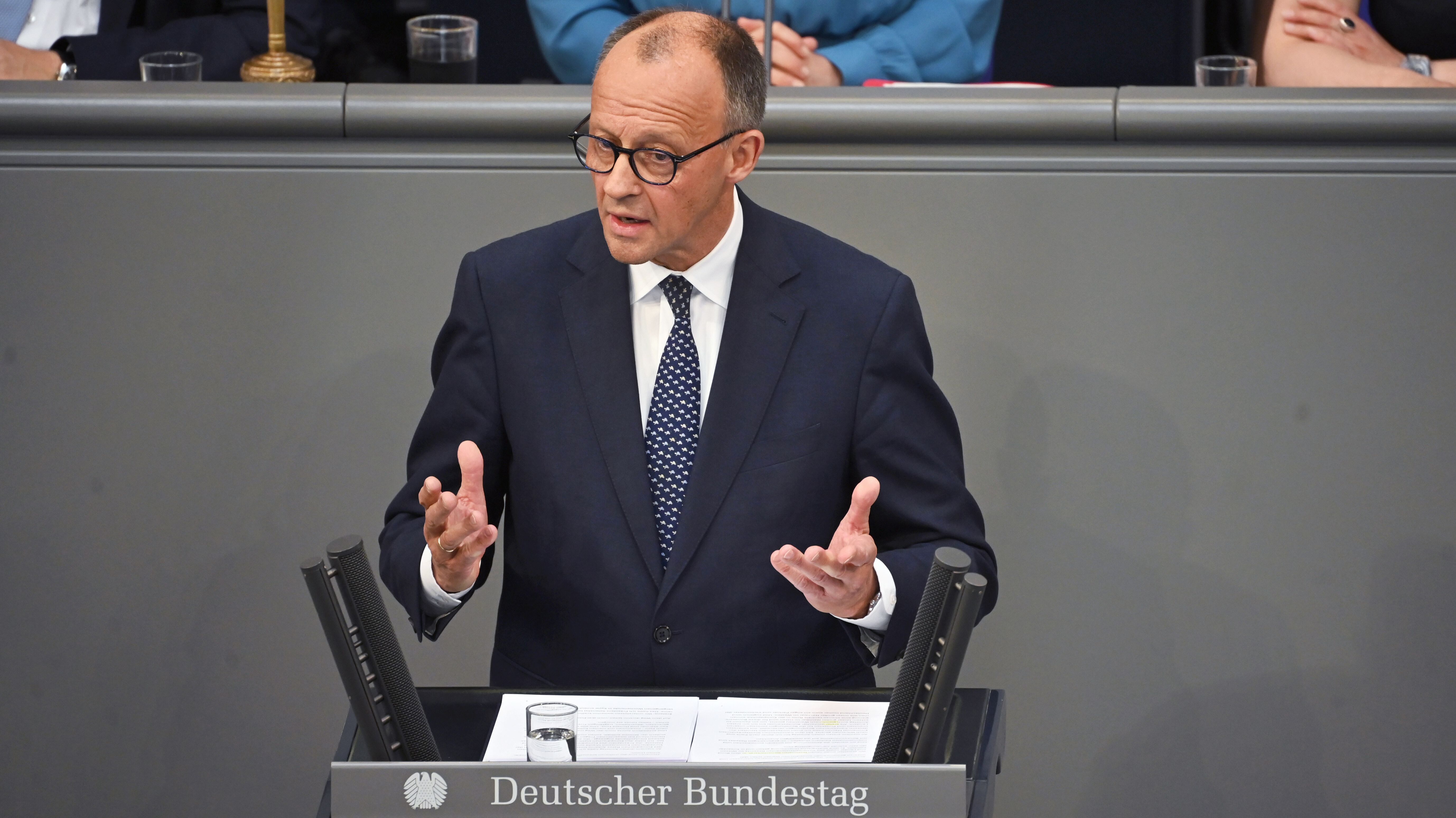 Kanzler Merz hat in seiner ersten Regierungserklärung im Bundestag seine  wichtigsten Pläne umrissen. Die Stärkung der Bundeswehr stehe "an erster  Stelle"