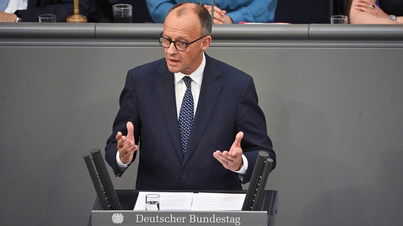 Bundeskanzler Friedrich Merz (CDU) spricht bei seiner Regierungserklärung im Plenum des Bundestags. | Bild: picture alliance/dpa | Katharina Kausche Bundeskanzler Friedrich Merz (CDU) spricht bei seiner Regierungserklärung im Plenum des Bundestags.