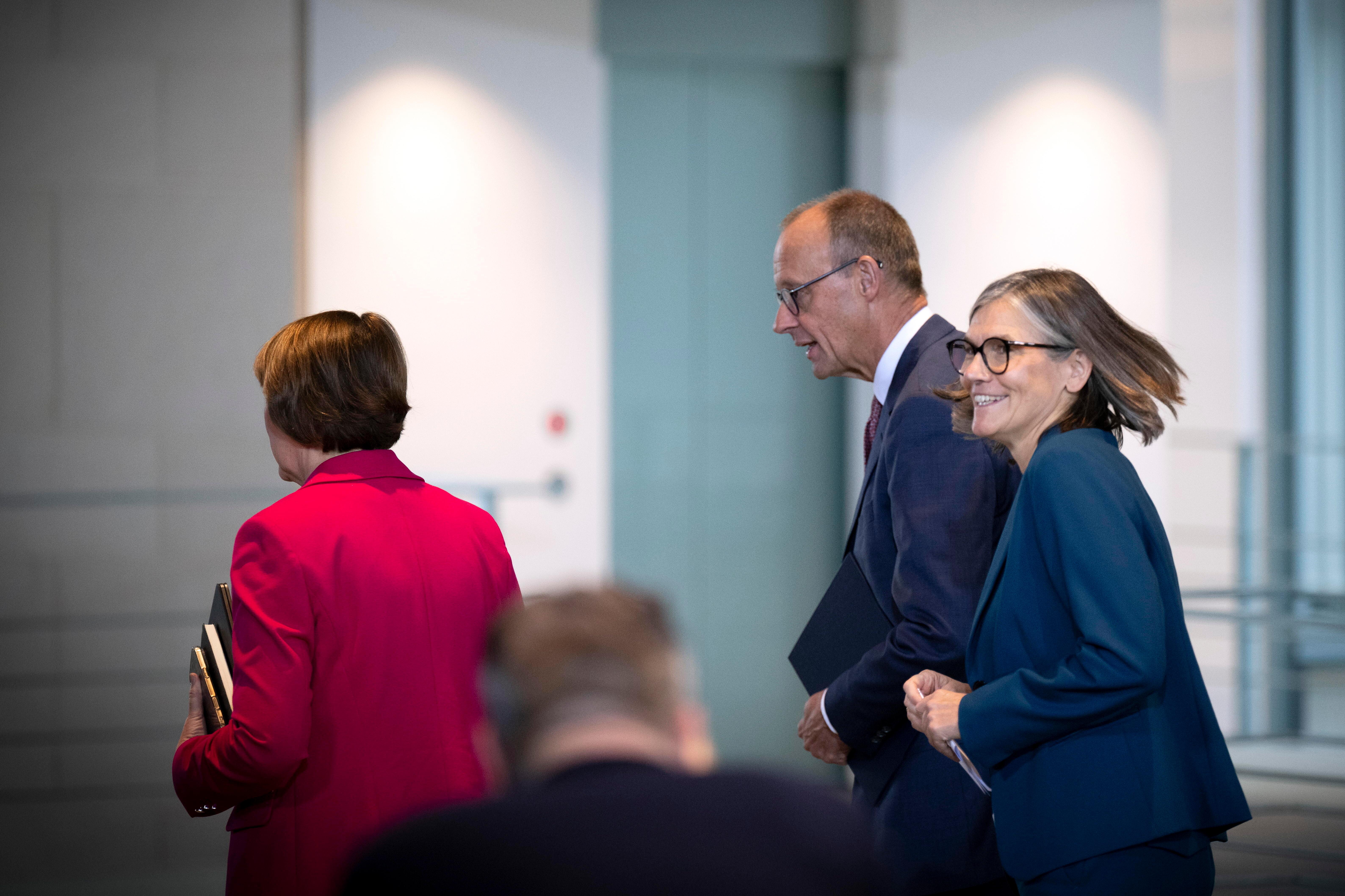 (v.l.n.r.) Hildegard Müller, Praesidentin vom Verband der Automobilindustrie VDA , Kanzler Friedrich Merz  und Christiane Benner, Vorsitzende der Industriegewerkschaft IG Metall. 