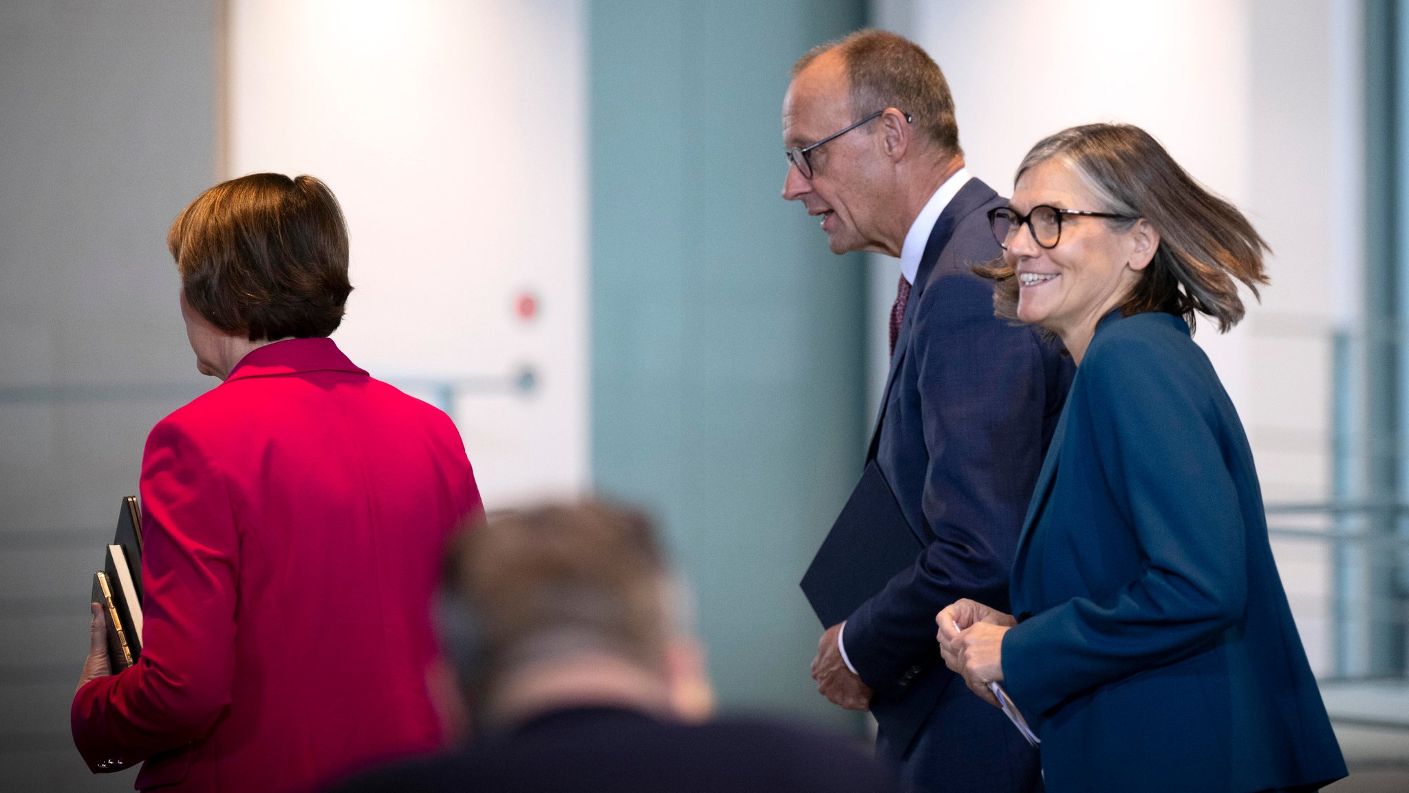 (v.l.n.r.) Hildegard Müller, Praesidentin vom Verband der Automobilindustrie VDA , Kanzler Friedrich Merz  und Christiane Benner, Vorsitzende der Industriegewerkschaft IG Metall. 