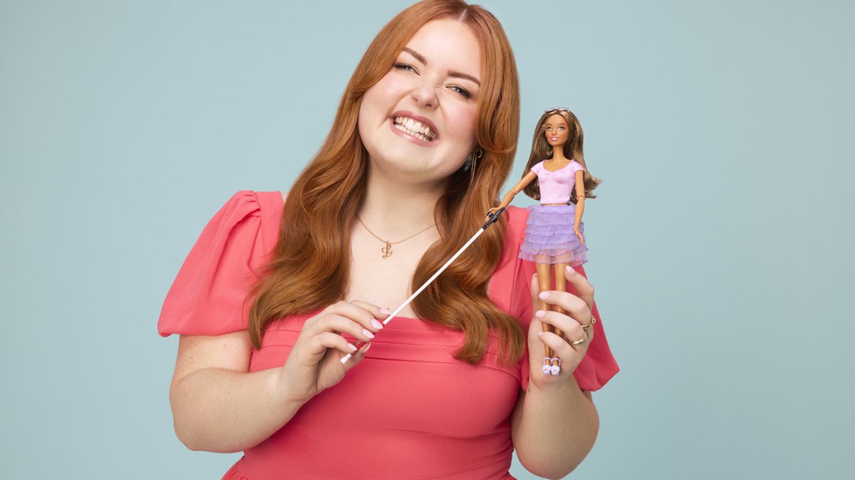 Undatiertes, von Mattel herausgegebenes Handout-Foto von Lucy Edwards, einer blinden Rundfunksprecherin und Behindertenaktivistin, die mit der ersten blinden Barbie posiert, die der Spielzeughersteller Mattel als jüngste Ausgabe seiner wachsenden Kollektion integrativer Puppen herausbringt. (23.07.2024)