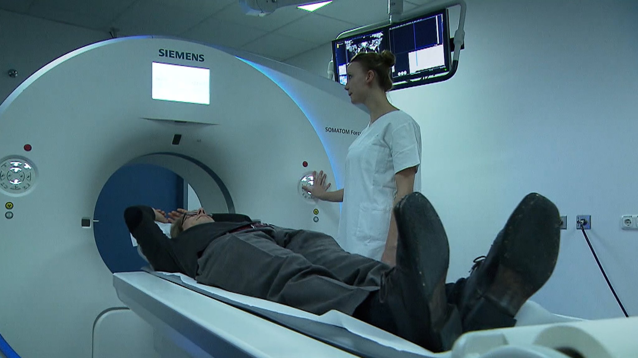 Ein Mann wird mit Hilfe der Medizintechnik untersucht.