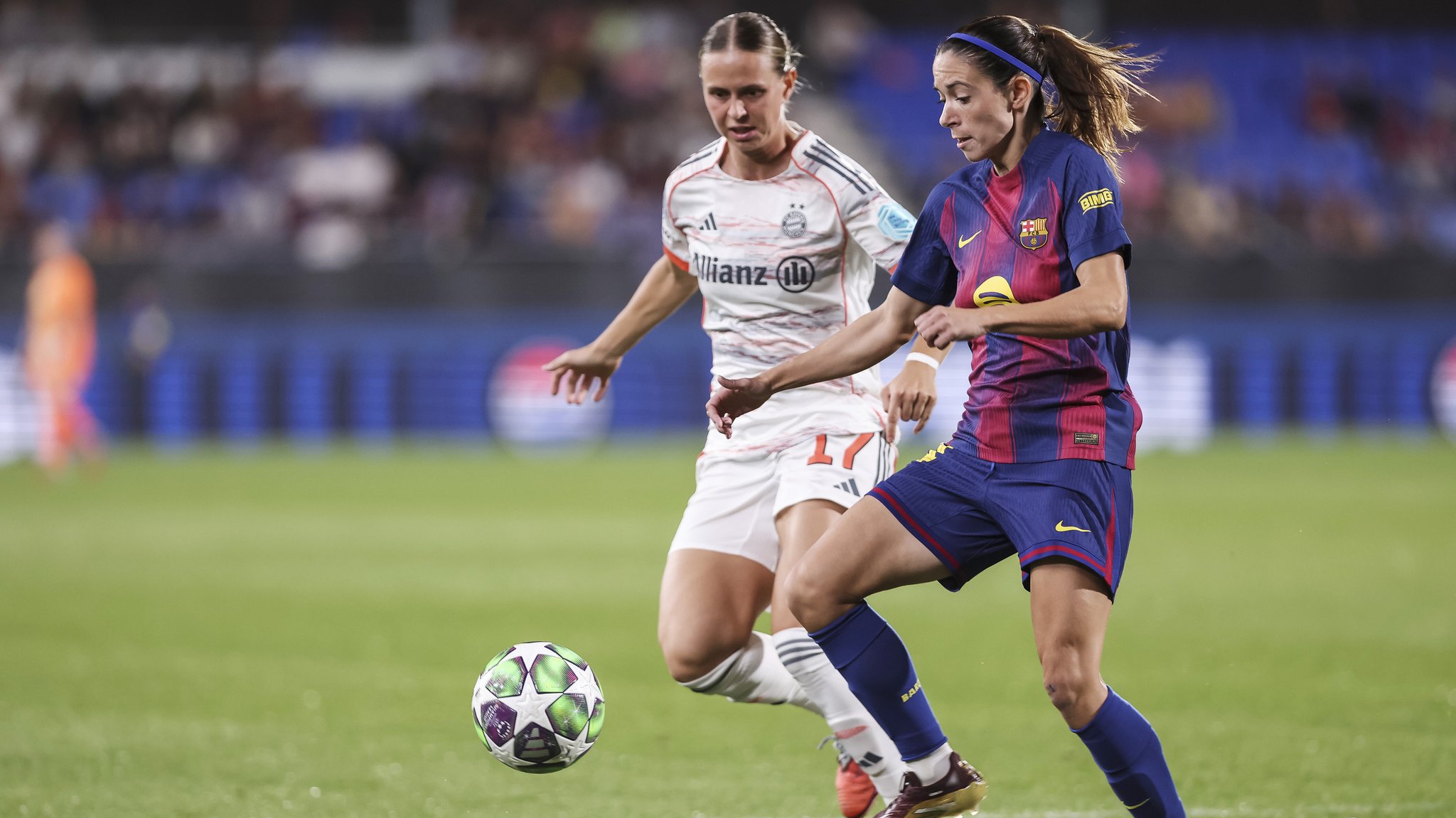 Klara Bühl (Bayern) im Zweikampf mit Aitana Bonmati (Barcelona)