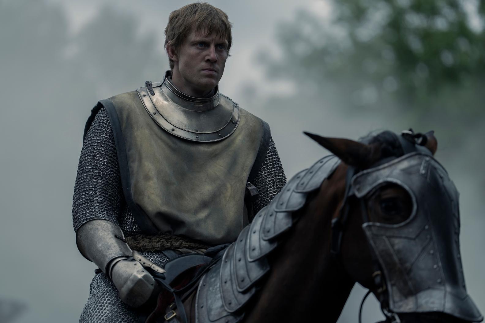 Peter Claffey in Ritterrüstung auf einem Pferd, Screenshot aus "A Knight of the Seven Kingdoms"