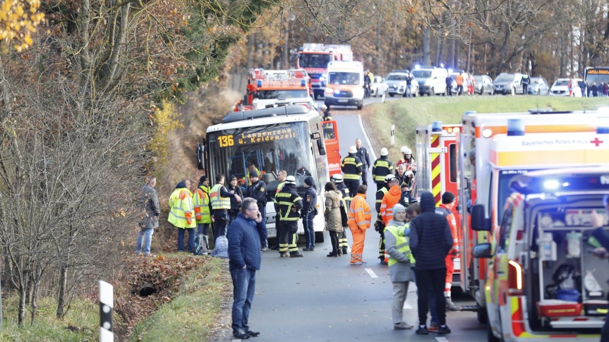 Mehrere Rettungswagen stehen am Montagmorgen bei der Unfallstelle. 