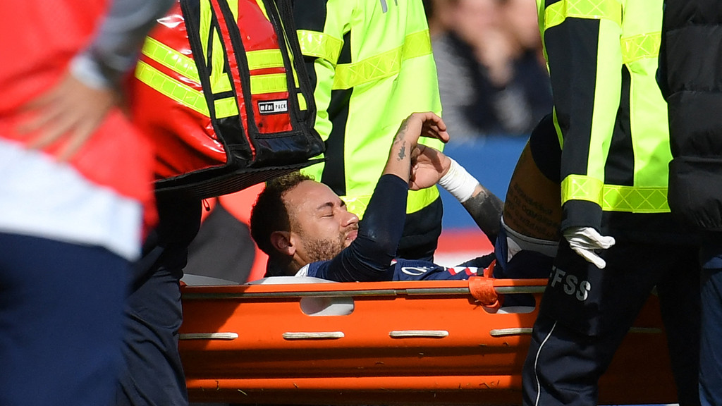 Neymar wird im Ligaspiel gegen Lille verletzt vom Platz getragen
