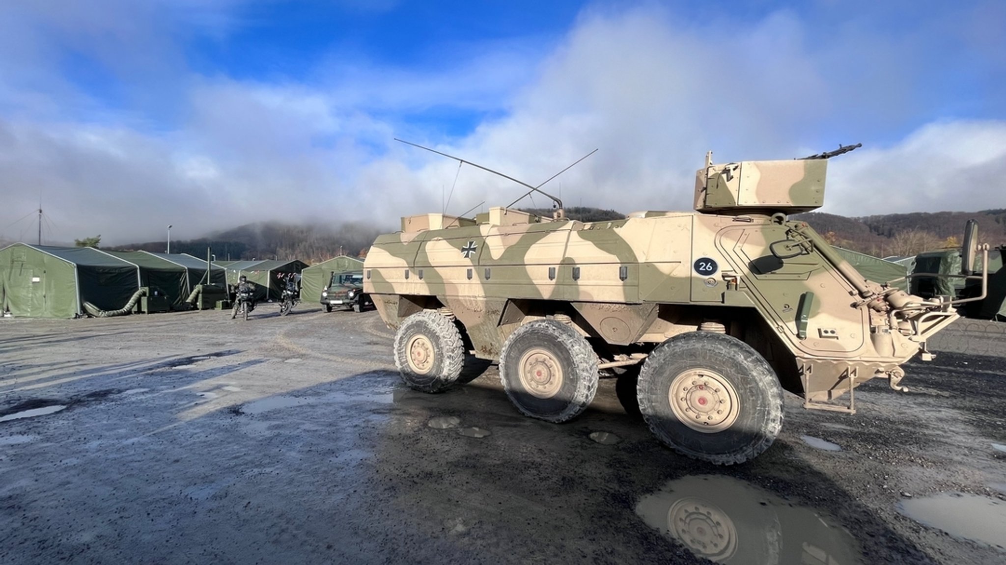 Panzerfahrzeug mit Flecktarn und 3 Radachsen in Kaserne