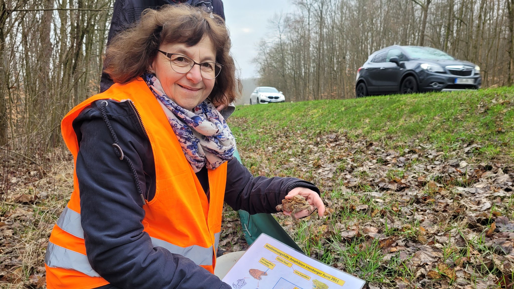 Zaunbetreuerin Renate Raupp bei ihrem Ehrenamt im Landkreis Würzburg. 