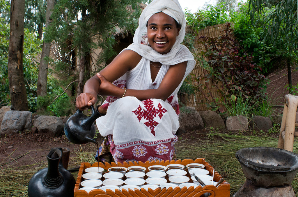 Das Bild zeigt eine Frau bei einer Kaffeezeremonie in Äthiopien.