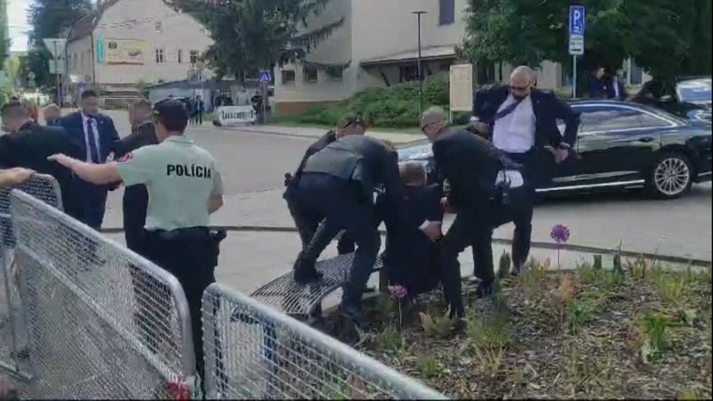 Der slowakische Regierungschef Robert Fico ist nach einem Attentat stundenlang operiert worden. Laut Vize-Premier Taraba besteht nun keine Lebensgefahr mehr. Die Regierung geht von einer politisch motivierten Tat des Schützen aus.