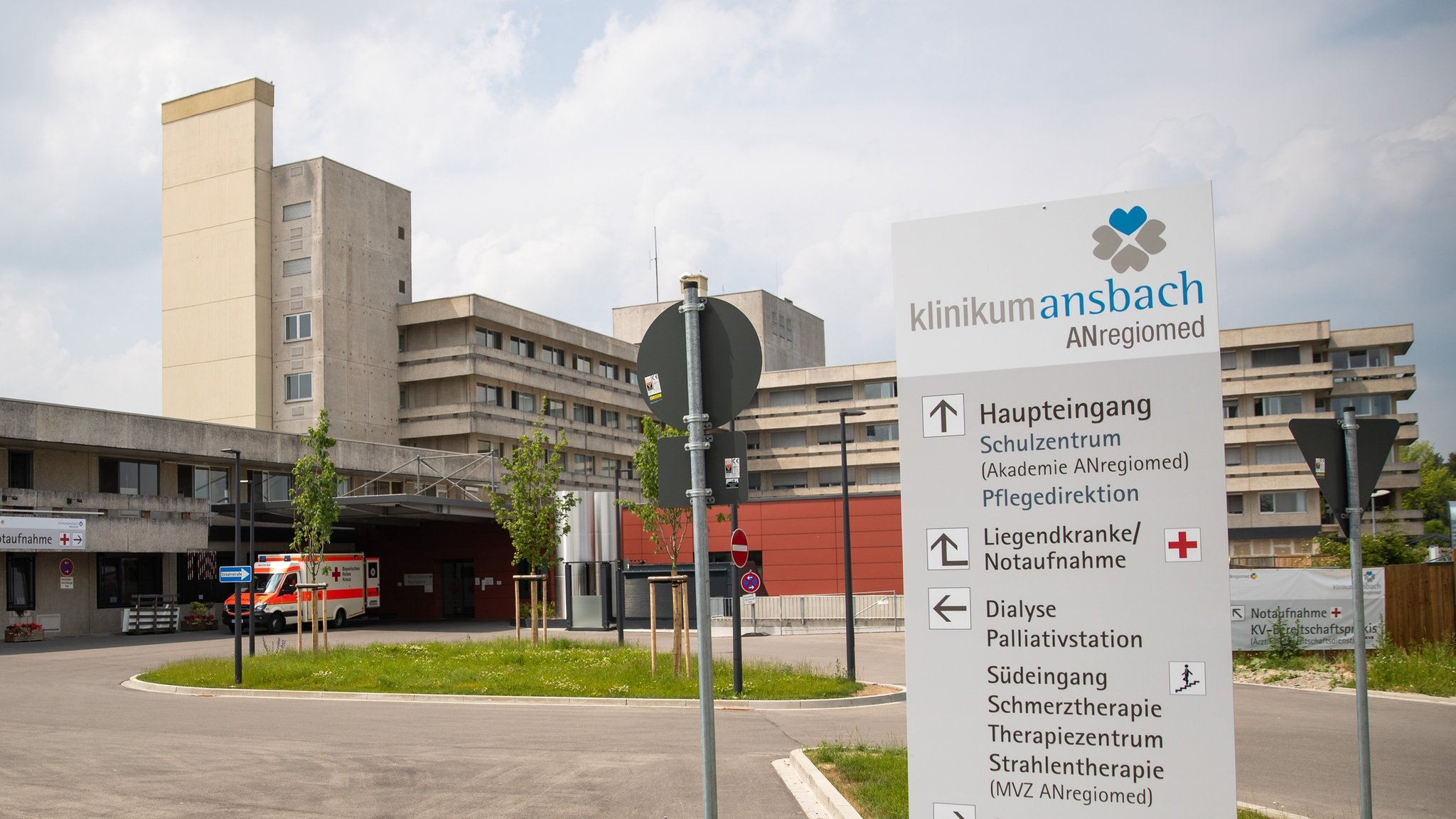 Haupteingangsbereich am Klinikum Ansbach