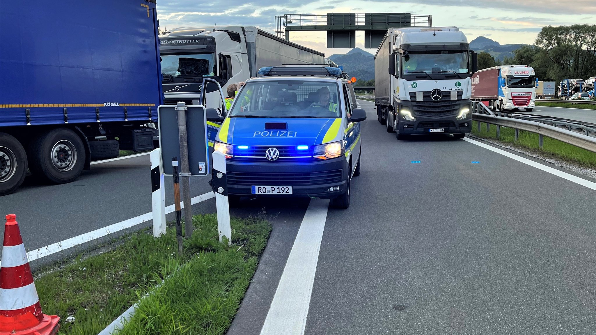 Polizeiwagen sichert Rastplatz.