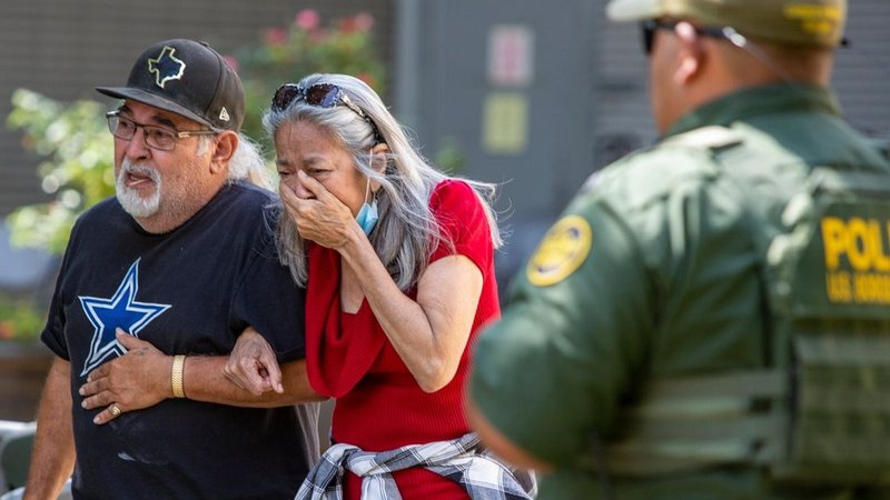 USA, Uvalde: Eine Frau weint, als sie das Uvalde Civic Center verlässt.