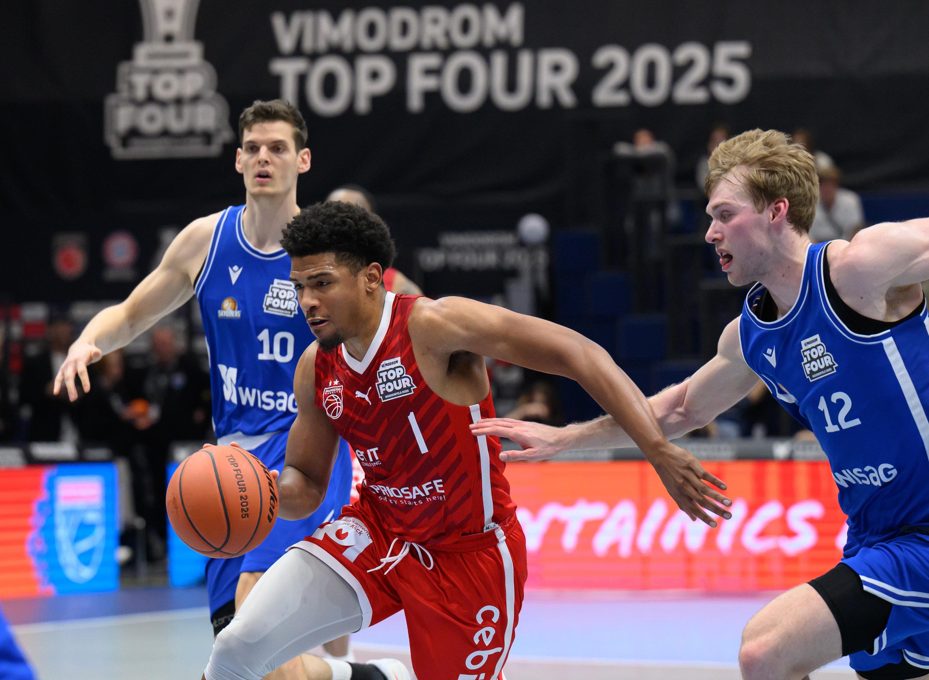 15.02.2025, Sachsen-Anhalt, Weißenfels: Basketball: BBL-Pokal, Skyliners Frankfurt - Bamberg Baskets, Final Four, Halbfinale, Stadthalle Weißenfels. Frankfurts Marcus Domask (r) und Bambergs Noah Locke kämpfen um den Ball. 