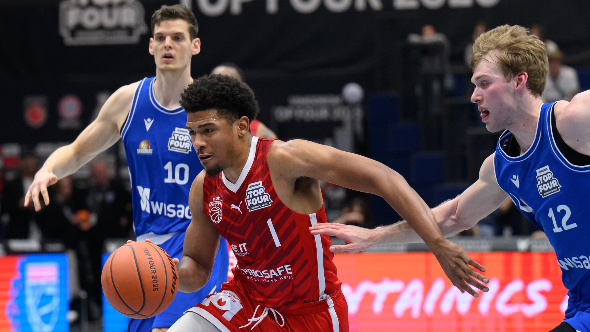 15.02.2025, Sachsen-Anhalt, Weißenfels: Basketball: BBL-Pokal, Skyliners Frankfurt - Bamberg Baskets, Final Four, Halbfinale, Stadthalle Weißenfels. Frankfurts Marcus Domask (r) und Bambergs Noah Locke kämpfen um den Ball. 