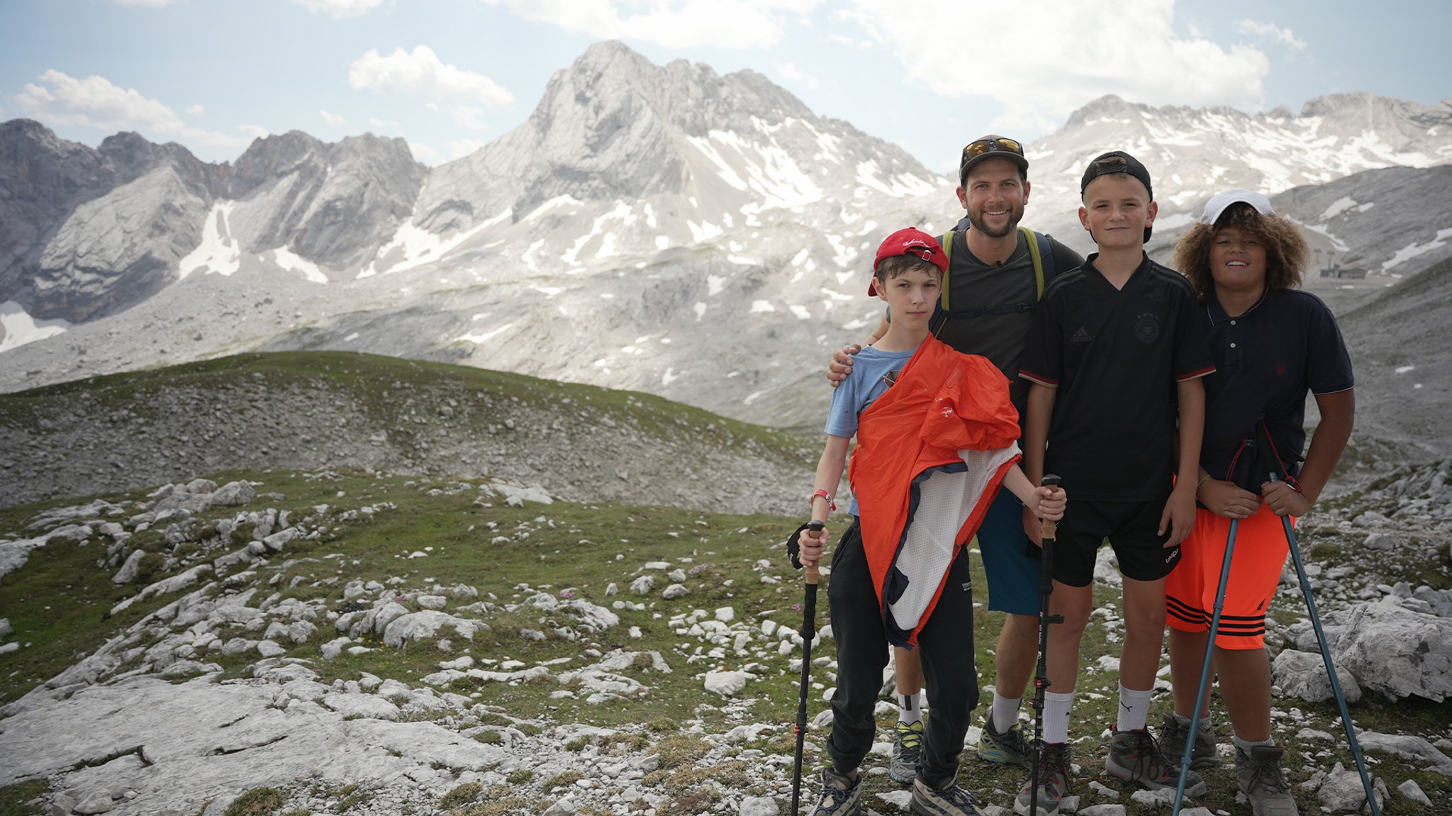 Klasse beim Ausflug vor dem Zugspitzmassiv