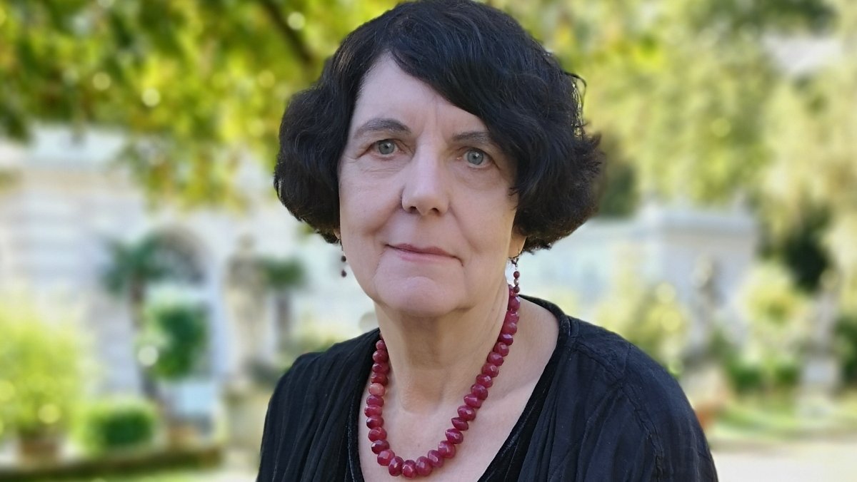 Porträt der Schriftstellerin Regina Scheer. In ihrem neuen Buch erzählt sie die Lebensgeschichte der Kommunistin Hertha Gordon-Walcher. Das Buch ist für den Preis der Leipziger Buchmesse nominiert worden.