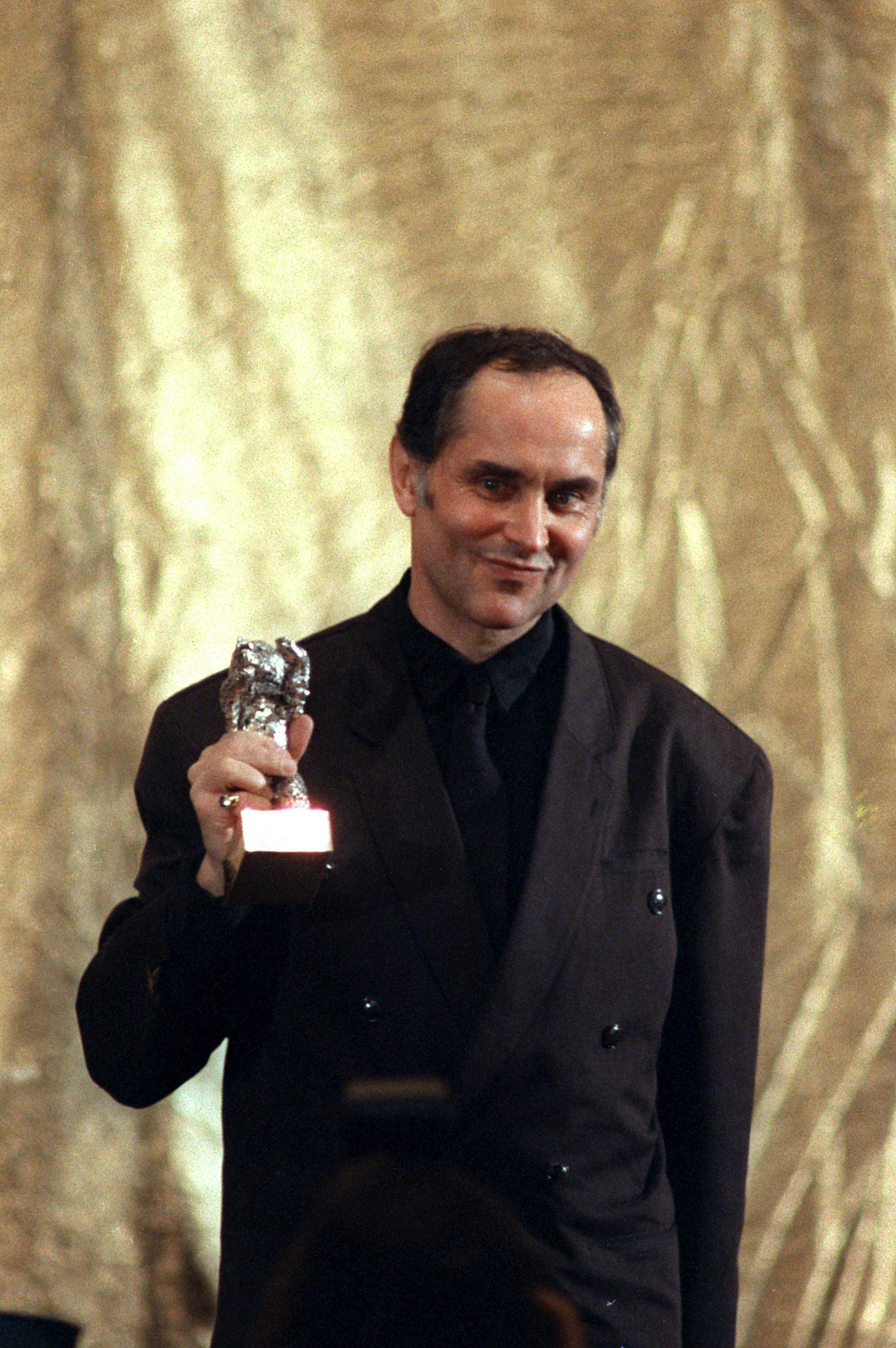 Michael Verhoeven mit seinem "Silbernen Bären", mit dem er für den Film "Das schreckliche Mädchen" bei der Berlinale 1990 ausgezeichnet wurde. 