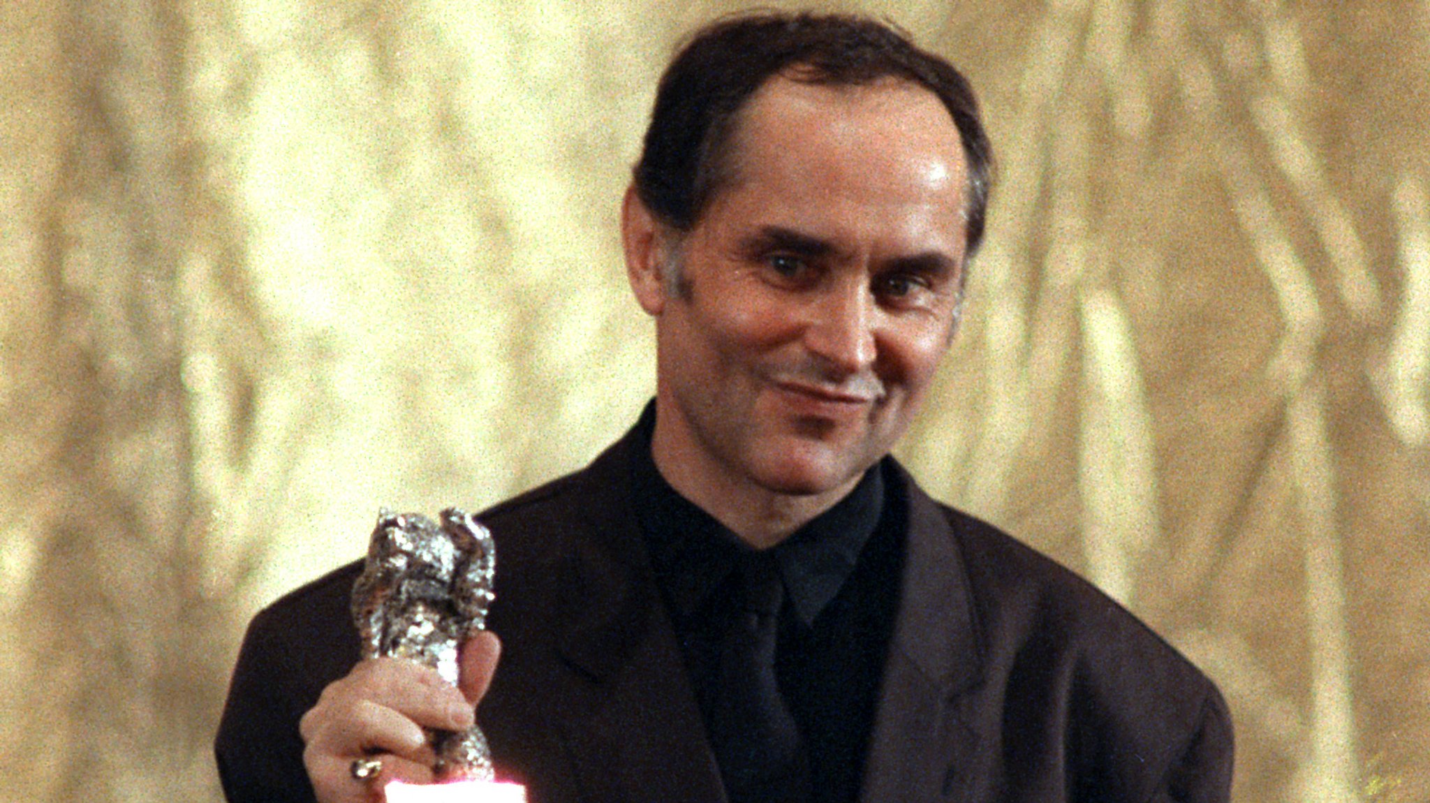 Michael Verhoeven mit seinem "Silbernen Bären", mit dem er für den Film "Das schreckliche Mädchen" bei der Berlinale 1990 ausgezeichnet wurde. 