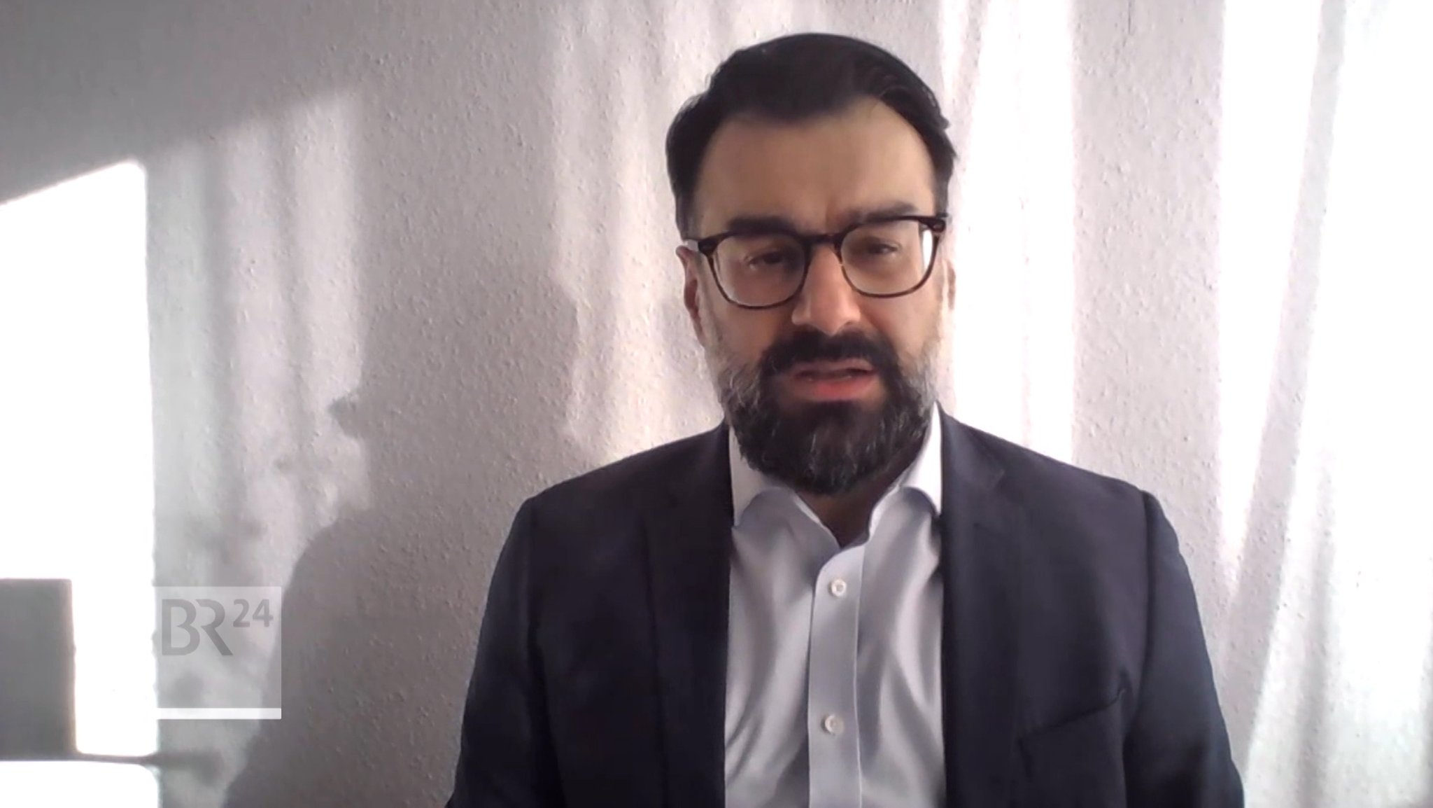 Der deutsch-iranische Politikwissenschaftler Ali Fathollah-Nejad im Schaltgespräch bei BR24 TV.
