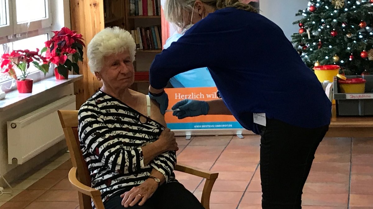 "Das ist ein Piks und fertig." Die 83-jährige Helga Klingseisen wurde in Germering als eine der ersten in Bayern gegen das Coronavirus geimpft.